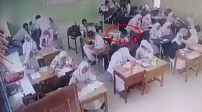 Mengerikan! Sosok Ini Tertangkap CCTV Muncul di Ruang Kelas! Mengerikan! Sosok Ini Tertangkap CCTV Muncul di Ruang Kelas!